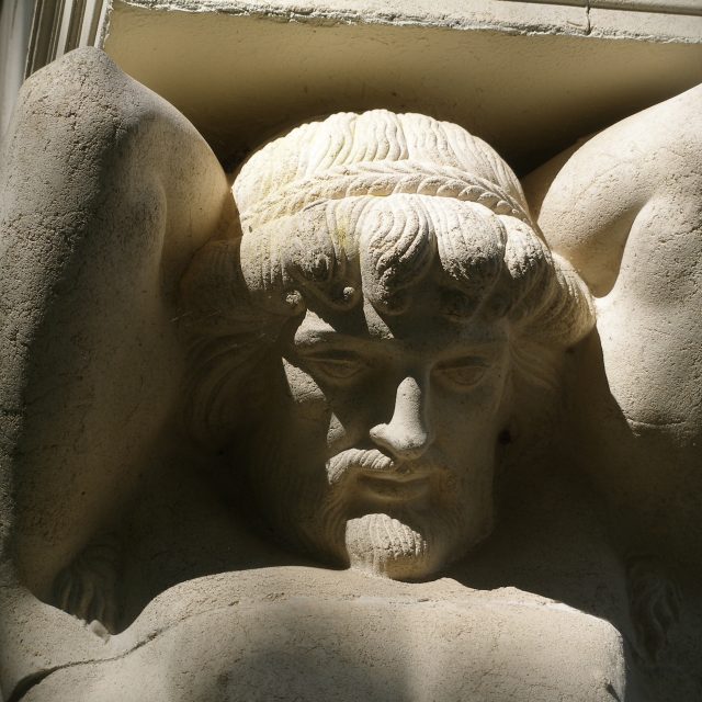 Скульптура атлант из шамотной глины