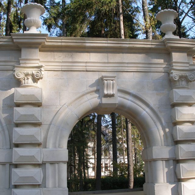 Малые архитектурные формы - арка замковый камень
